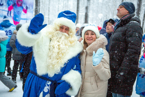 Дед Мороз и Снегурочка создают праздничную атмосферу на Профсоюзной лыжне