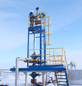 Оператор по добыче нефти и газа проводит обслуживание устройства очистки колонны насосно-компрессорных труб