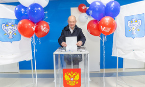 Генеральный директор ООО «Газпром добыча Уренгой» Александр Корякин проголосовал в числе первых — как только открылись избирательные участки