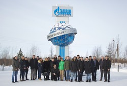 Общее фото у стелы ООО "Газпром добыча Уренгой"