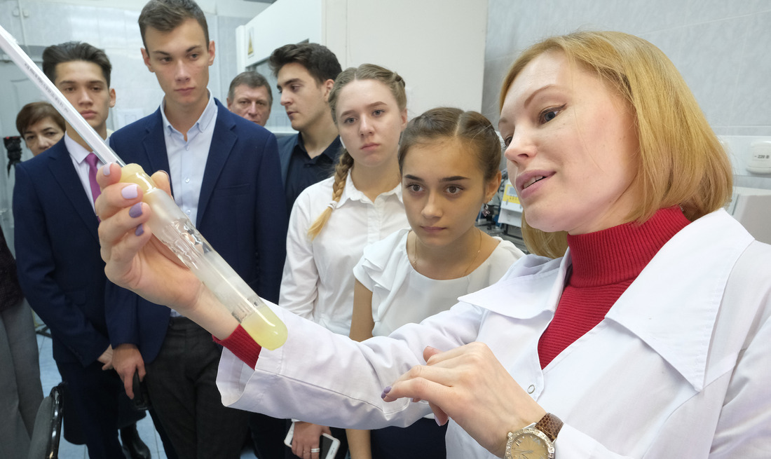 Светлана Кузинова, лаборант химического анализа Инженерно-технического центра ООО "Газпром добыча Уренгой" рассказывает ребятам о работе лаборатории