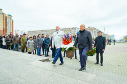Руководители ООО "Газпром добыча Уренгой" приняли участи в возложении цветов к мемориальному комплексу