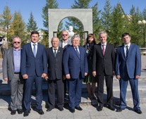 Администрация города новый Уренгой (Иван Костогриз в центре) и представители газодобывающего предприятия