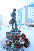 Памятник Владимиру Высоцкому был открыт в Новом Уренгое осенью 2016 года.