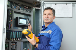 Инженер-электроник Виктор Мартынюк проводит техническое обслуживание шкафа управления САУ ГПА на ДКС-10