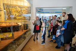 Музей истории ООО «Газпром добыча Уренгой» организовал тематическую экскурсию для сотрудников предприятия и членов их семей