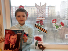 Степан Ломов оформлял окно вместе с мамой в память о герое своей семьи