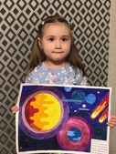 Адель Арасланова и ее рисунок "Вселенная"