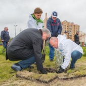 Генеральный директор ООО "Газпром добыча Уренгой" во время посадки растения