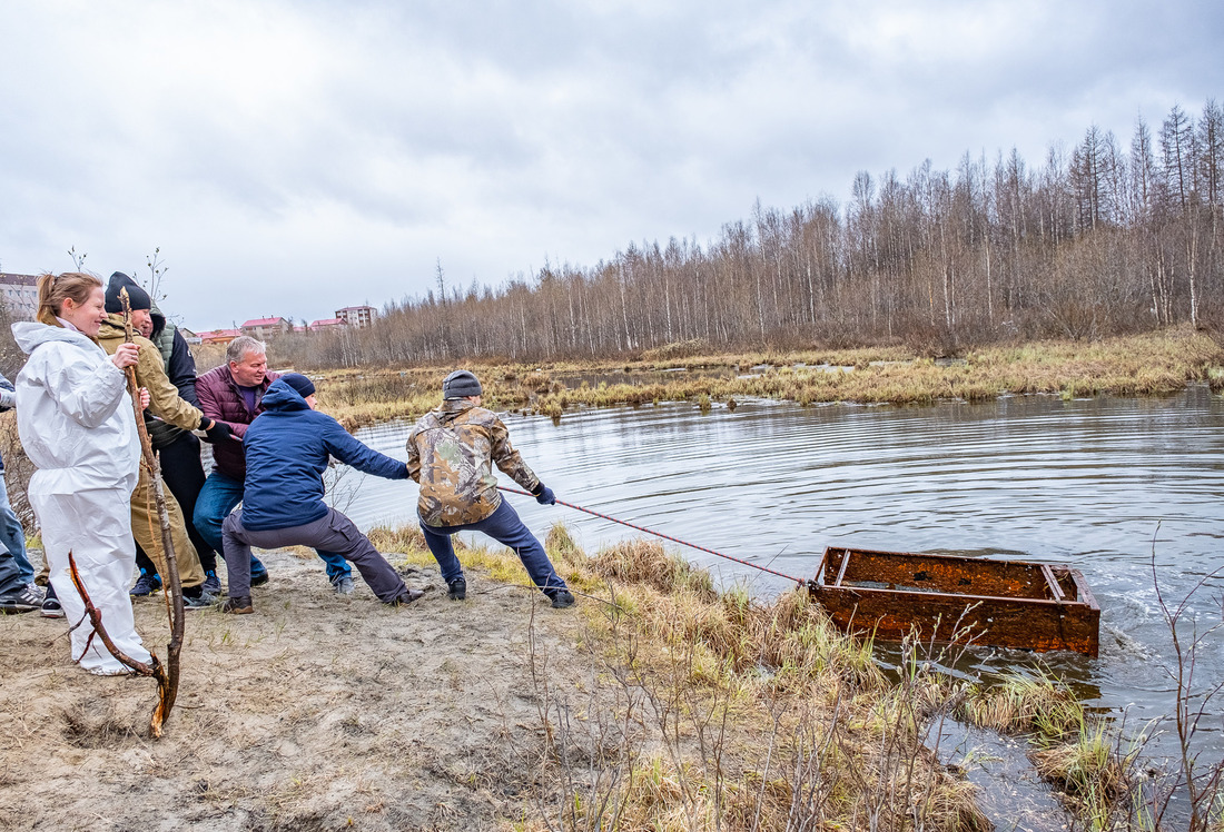 Коллектив «Газпром добыча Уренгой» очистил берег реки Томчару-Яха в Новом Уренгое
