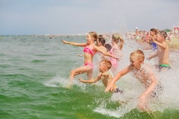 Солнце, воздух и вода — лучшие друзья юных северян на Черноморском побережье