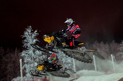 Скорость, рев моторов, невероятные трюки на снегоходах.
фотографии с официальной страницы VK "Экстремальная зима в Ханты-Мансийске"