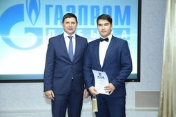 Заместитель генерального директора Андрей Чубукин с выпускником "Газпром-класса"