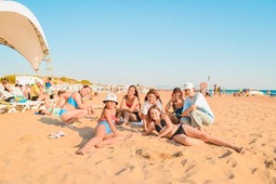 Юные отдыхающие ДОЦ «Кубанская нива» на оздоровительном пляже Черного моря. Фото ДОЦ «Кубанская нива»