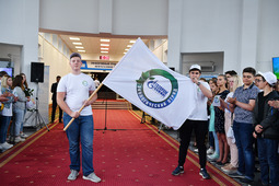 По сложившейся традиции состоялась передача флага — символа экологического отряда ООО "Газпром добыча Уренгой"