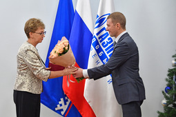 Государственную награду получает Любомира Тальвик, ветеран ООО «Газпром добыча Уренгой»