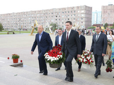 Руководство ООО «Газпром добыча Уренгой» принимает участие в митинге и в церемонии возложения цветов