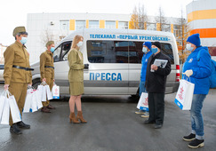 Сотрудники Службы по связям с общественностью и СМИ ООО «Газпром добыча Уренгой» вручают подарки