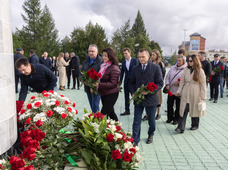 Возложение цветов к памятнику "Пионерам освоения Уренгоя"