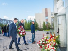 Возложение цветов к памятнику Сабиту Оруджеву