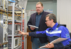Начальник линейно-технического цеха № 3 Андрей Рощин и ведущий инженер электросвязи Марат Шагиахметов определяют технические характеристики радиочастотного тракта на анализаторе спектра Agilent