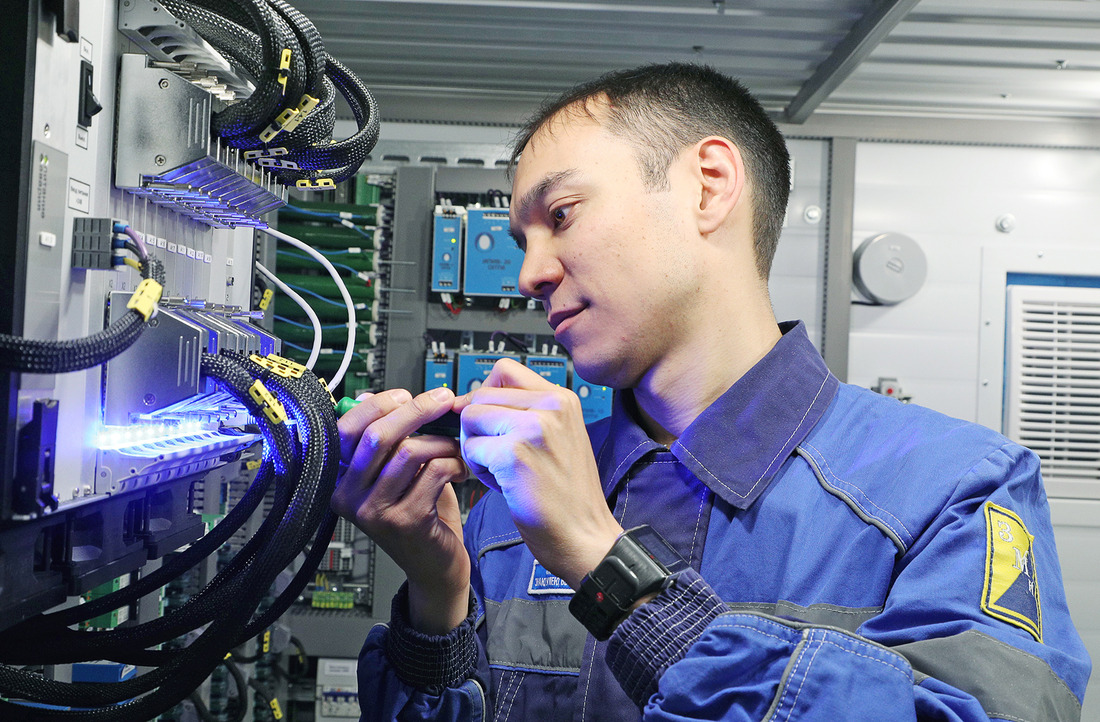 Инженер Артур Кутумов выполняет работы по проверке смонтированного оборудования на объекте капитального ремонта ДКС-1