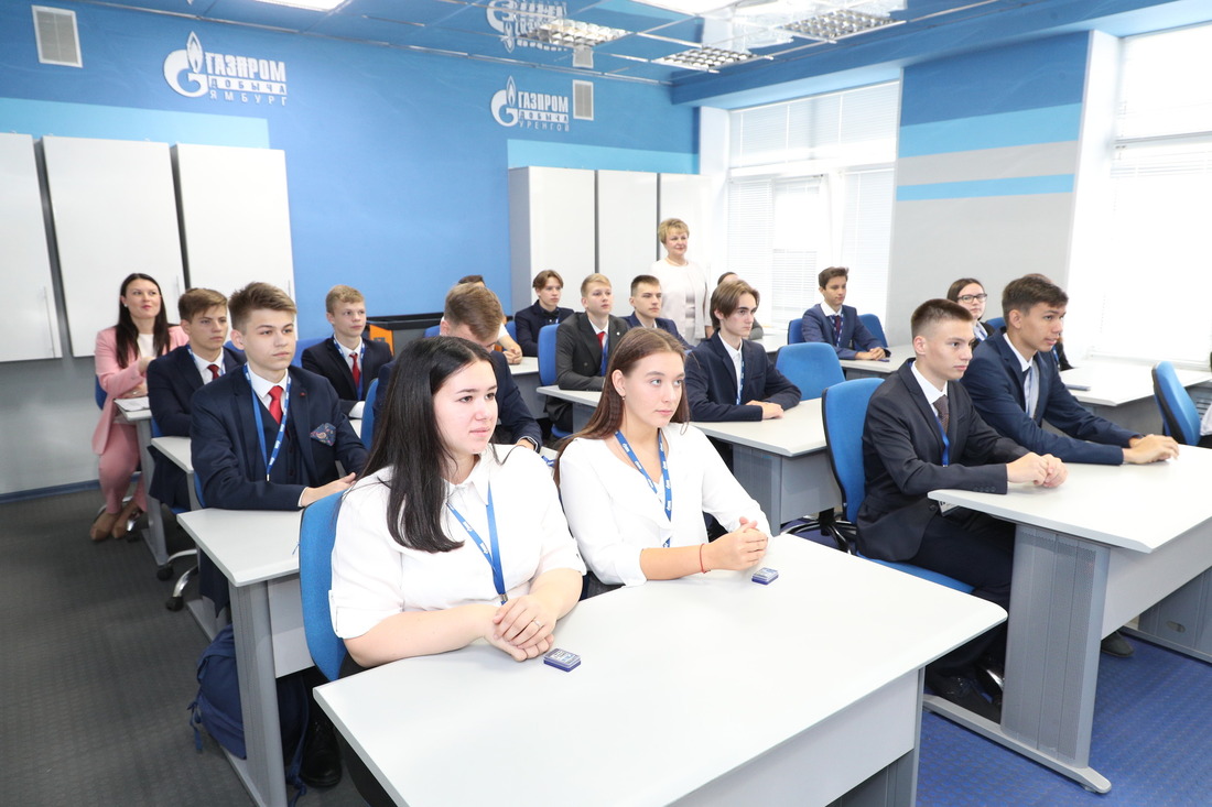 За парты сели новоиспеченные участники проекта "Газпром-классы" — десятиклассники